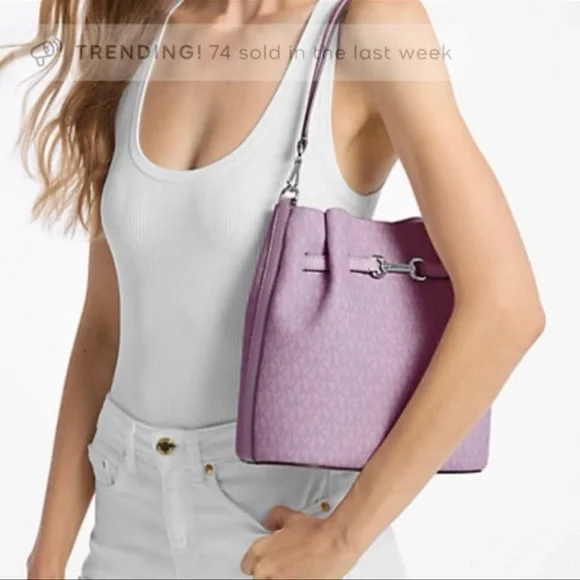 MICHAEL KORS Carson Md Logo Convertible Bucket Crossbody Shoulder
Lt Quartz
NWT - Picture 12 of 16